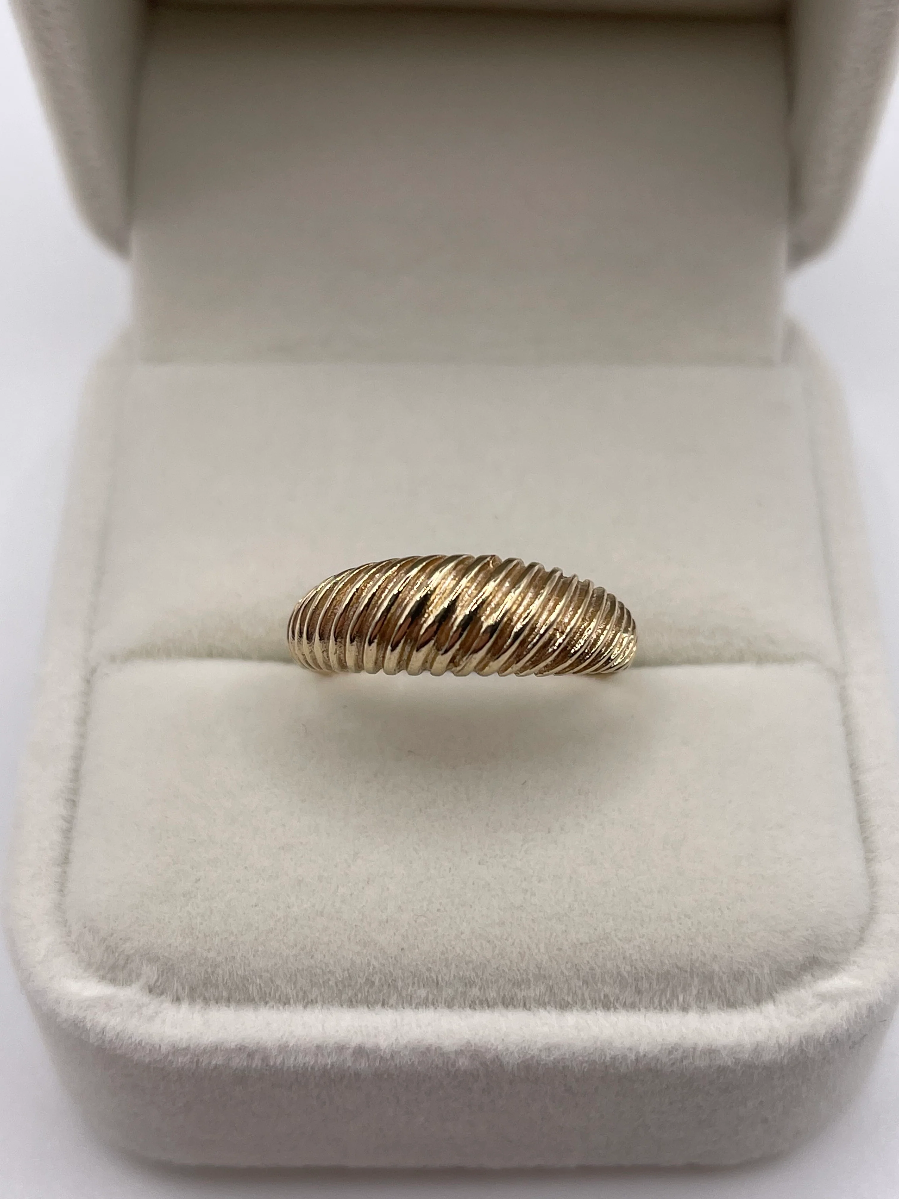 9ct gold croissant ring