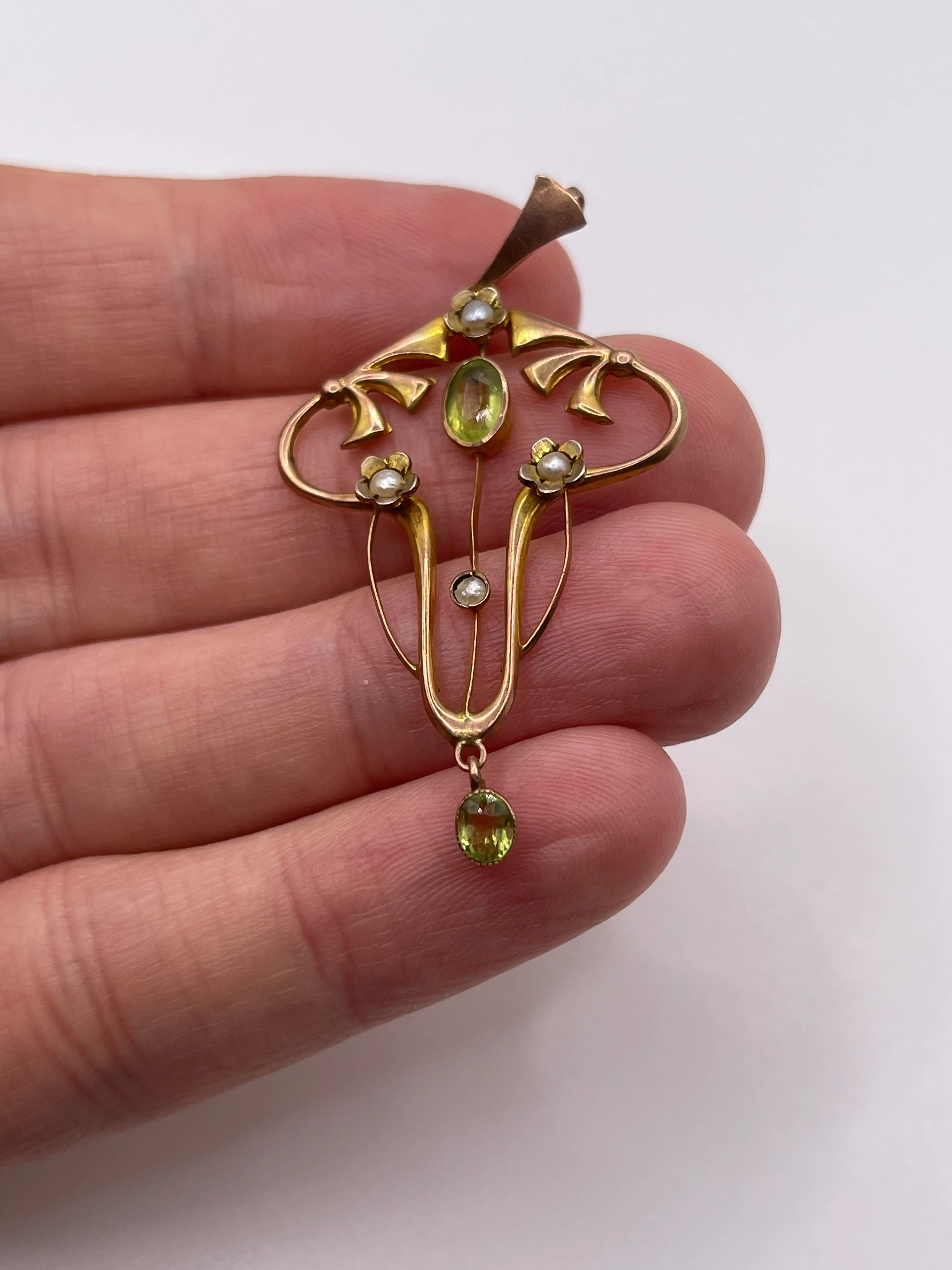 Antique 9ct rose gold peridot and pearl pendant - Image 2