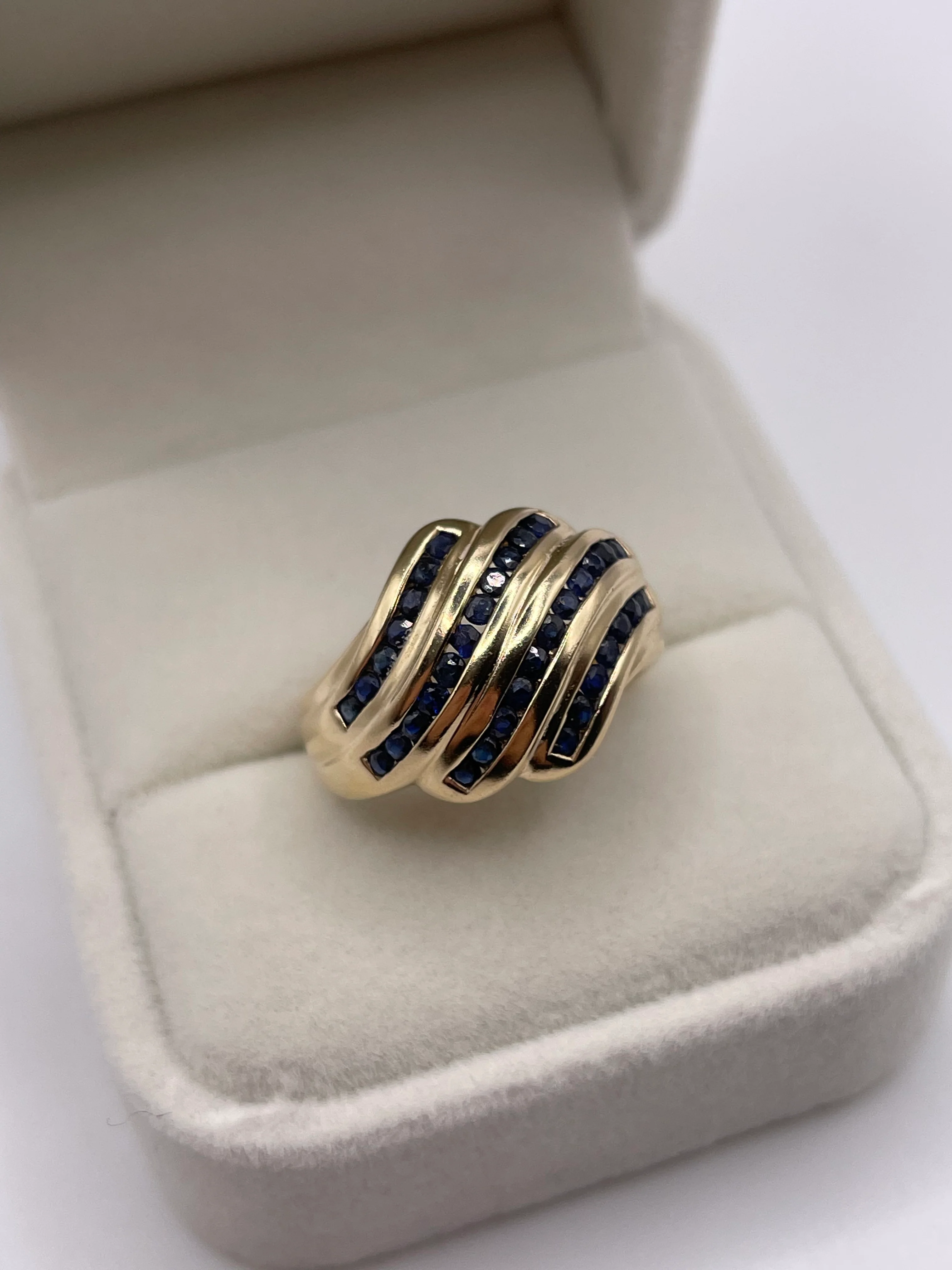 Heavy 9ct gold sapphire ring - Image 2